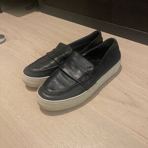 Renvy Black and White Flats Modern Loafers preowned great condition